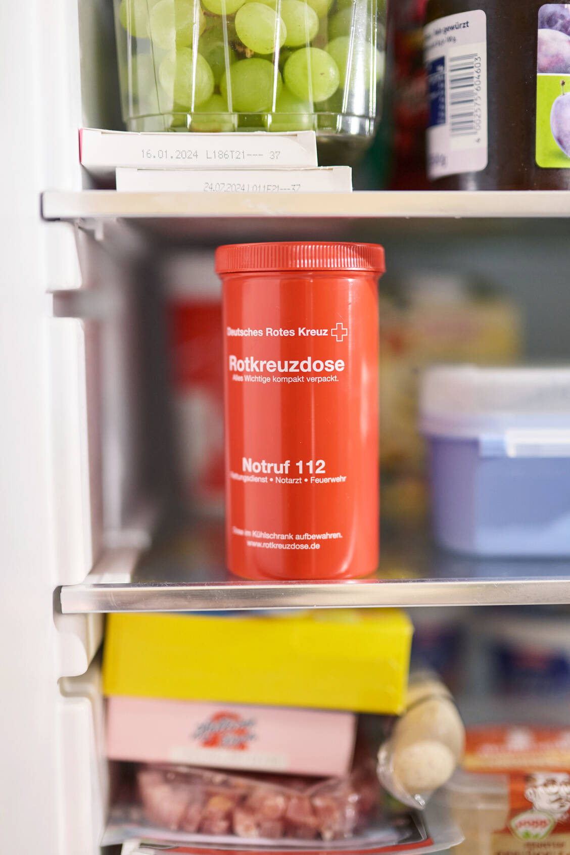 Der rettende Griff in den Kühlschrank: In der Dose des DRK findet der Rettungsdienst im Notfall schnell den Medikationsplan. / © Willing-Holtz DRK(2)