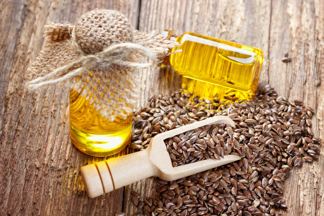 Leinsamen weist mit seinem hohen Gehalt an Proteinen und Omega-3-Fettsäuren Ähnlichkeiten mit dem Nährstoffprofil von Chiasamen auf. / Foto: Adobe Stock/Dmitrii
