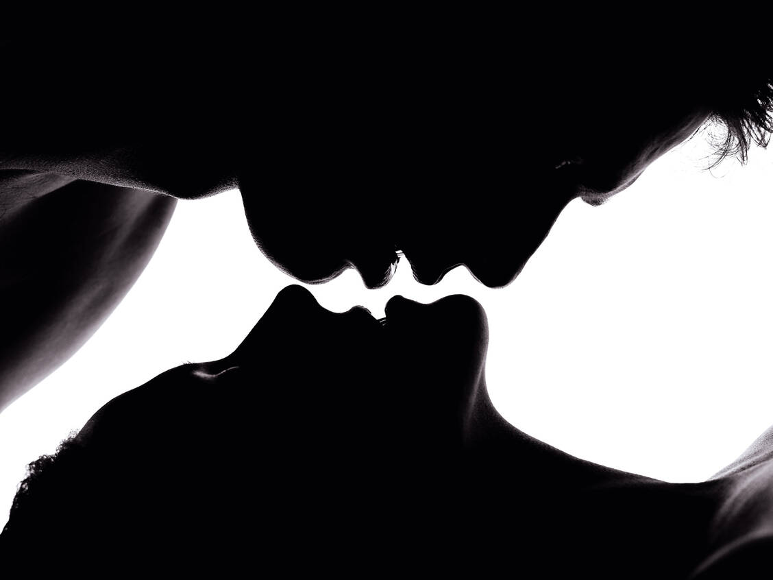Humane Papillomviren (HPV) werden vor allem sexuell über vaginalen Geschlechtsverkehr übertragen. Es ist jedoch auch über den Mund, zum Beispiel beim Küssen oder durch Oralsex, möglich. / © Getty Images/Piotr Marcinski / EyeEm