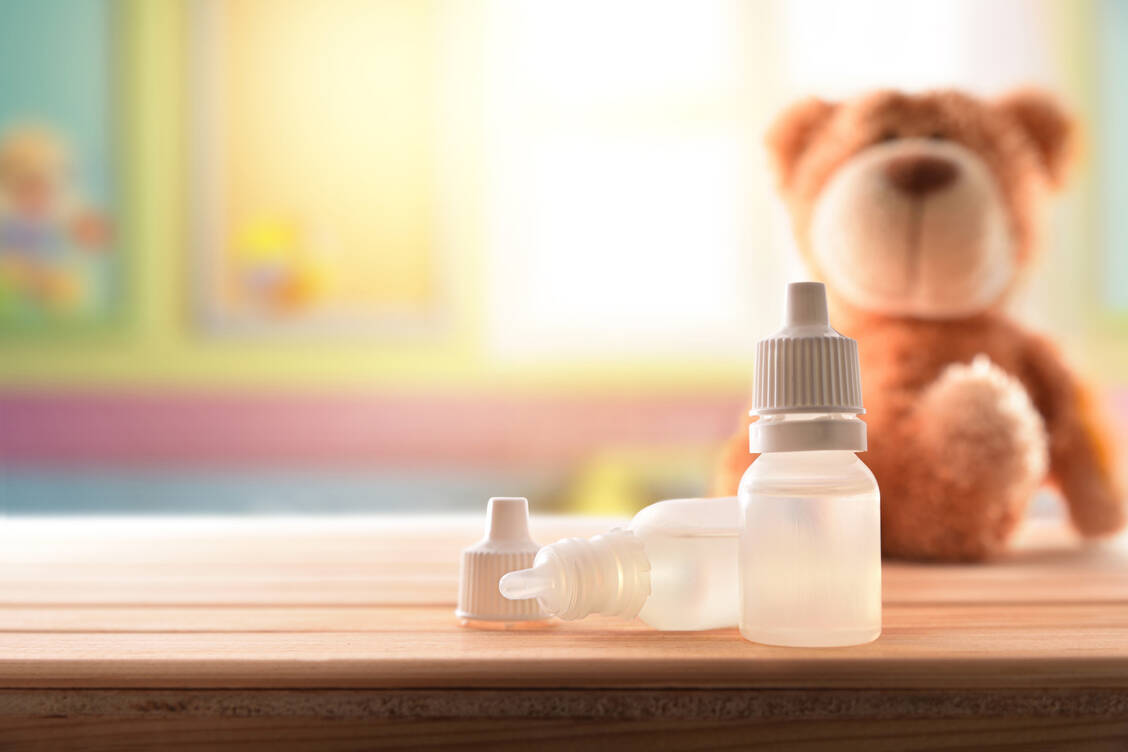 Ob besser Nasentropfen oder ein Nasenspray verwendet werden sollte, hängt vom Alter des Kindes ab. / Foto: Adobe Stock/Davizro Photography (Symbolbild)