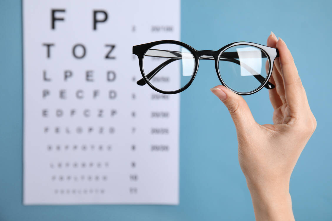 Auch eine Lesebrille sollte individuell angepasst werden, da selten beide Augen die gleiche Stärke haben. / Foto: Getty Images/Liudmila Chernetska