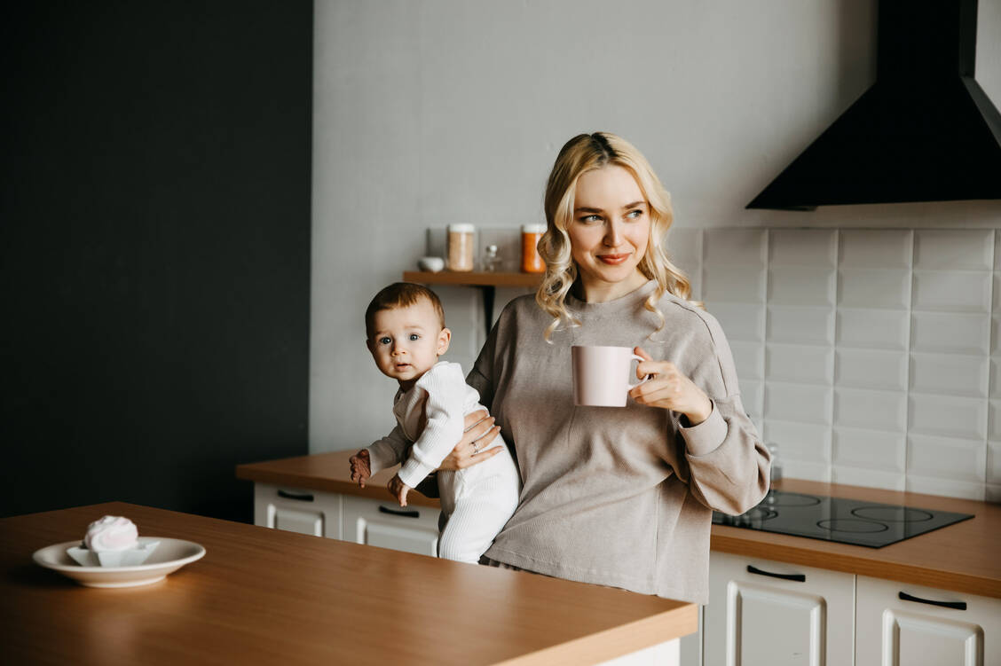 Koffeinhaltige Getränke wie Kaffee und schwarzer Tee sollten in der Stillzeit nur in Maßen genossen werden. / © Adobe Stock/Bostan Natalia