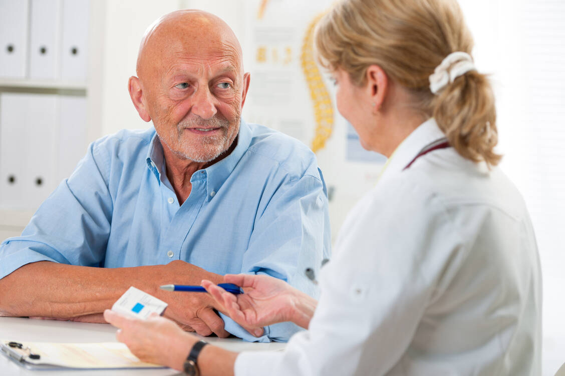 Für Patienten, die entwässernde Medikamente einnehmen, ist eine ärztliche Beratung zur richtigen Trinkmenge wichtig. / © Adobe Stock/Alexander Raths