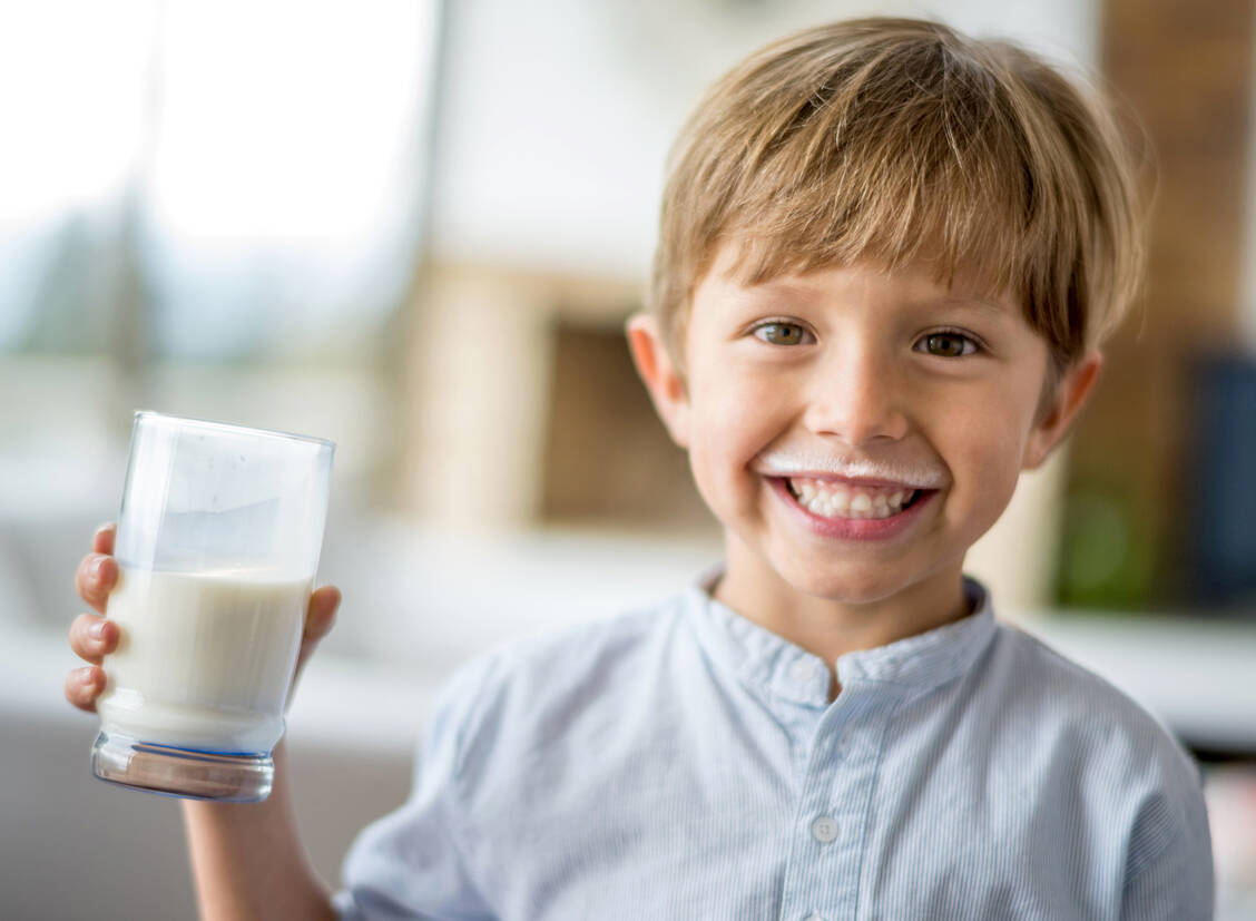 Milch ist gesund — nicht nur aufgrund ihres Calciumgehalts. Auch das enthaltene Vitamin  B<sub>2</sub> ist wichtig für den Stoffwechsel. / Foto: iStock/Andresr