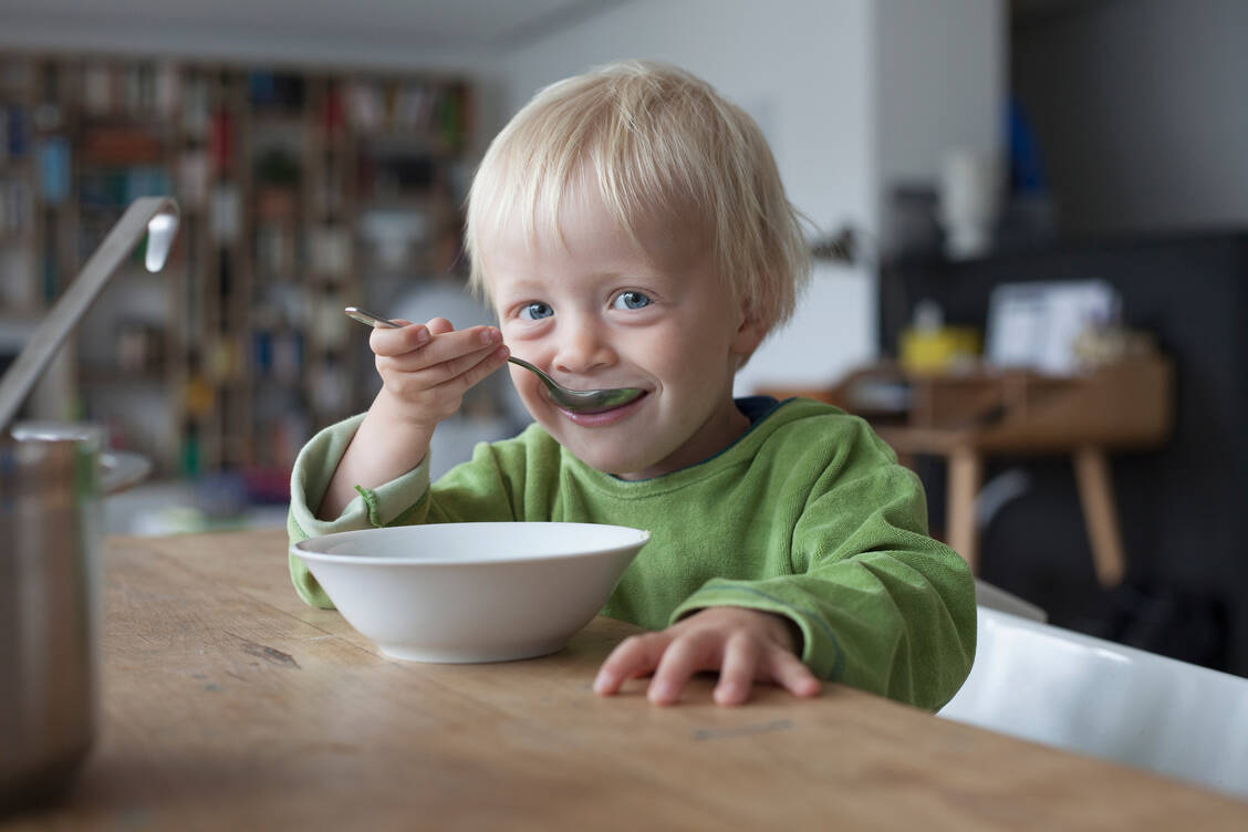Kinder mit einer Phenylketonurie müssen streng Diät halten. Dann entwickeln sie sich in der Regel ganz normal. / Foto: Getty Images / Westend61