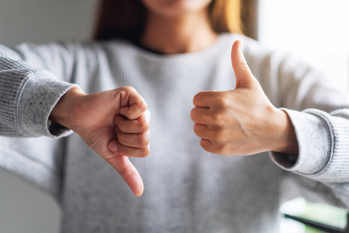 Menschen haben einen Fokus auf negative Gedanken, wahrscheinlich evolutionär bedingt. Allein das Wissen darum kann schon helfen, auch das Positive wahrzunehmen. / © Getty Images/Farknot_Architect
