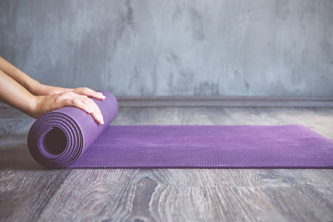 Yoga ist nicht gleich Yoga. Wer neu mit dieser Sportart beginnt, sollte sich daher vorher erkundigen, welcher Yoga-Stil am besten zu den Wünschen und Bedürfnissen passt. / © Adobe Stock/SianStock