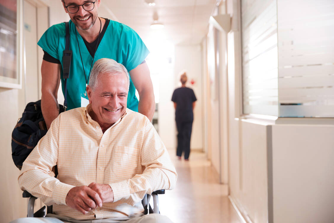Nach einem Krankenhausaufenthalt sollen Patienten nahtlos versorgt werden – dafür sorgt das Entlassmanagement. / Foto: Adobe Stock/Monkey Business