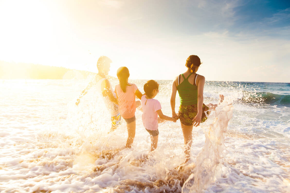 Sommer ist Stress für die Haut. Eine Abkühlung in Meer oder Schwimmbad macht die Haut trocken und entzieht ihr Feuchtigkeit.  / Foto: iStock/Tomwang112