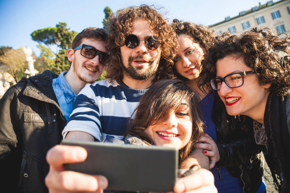 Für ein Selfie schnell die Köpfe zusammengesteckt: Nicht mal mehr die Hälfte der Deutschen hält sich einer Befragung zufolge an die Abstandsregeln. / Foto: Getty Images/LeoPatrizi