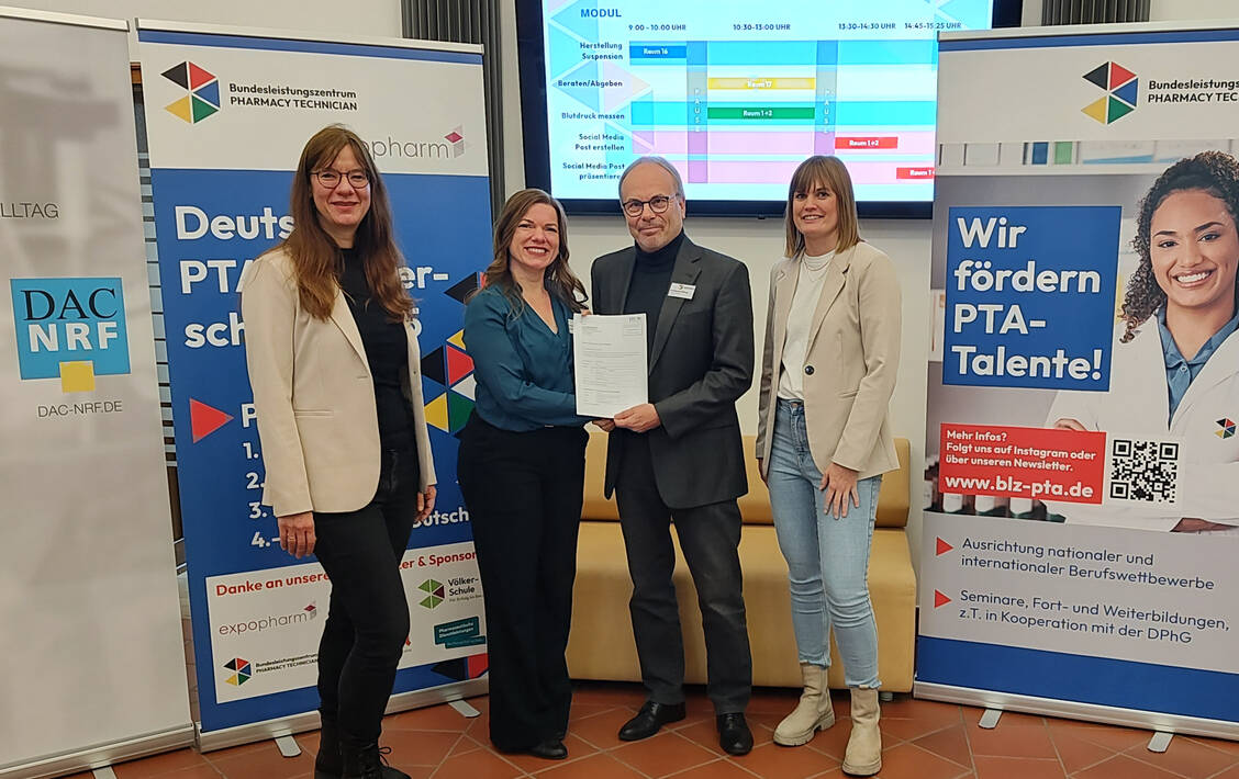 Dass sie bei den PTA-Patenschaften mitmacht, gab die Völker-Schule am Rande der PTA-Meisterschaften in Osnabrück bekannt, von links nach rechts: Ines Enge, Leitung der PTA-Schule, Sandra Barisch, LAV-Baden-Württemberg, Burkhard Pölzing, Leiter und Vorstandsvorsitzender der Völker-Schule und Lina Kalmer, stellvertretende Vorstandsvorsitzende. / © PTA-Forum