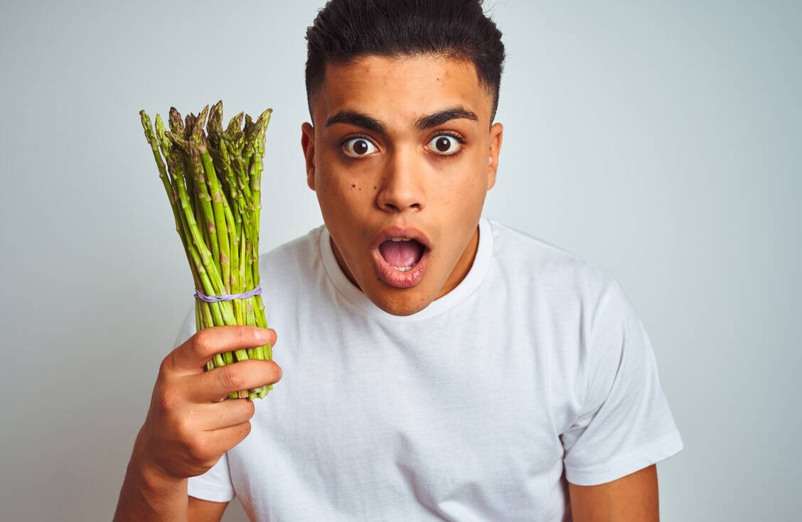 Wer denkt bei Gute-Laune-Essen schon an Spargel oder gar Rosenkohl? Tatsächlich enthält beides den Nährstoff Folsäure, der nachweislich Depressionen lindert. / Foto: Getty Images/	AaronAmat