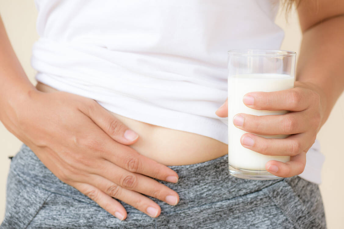 Bauchgrummeln nach Milchgenuss? Nur selten steckt eine Allergie dahinter. Mest liegt eine Unverträglichkeit auf Milchzucker vor. / Foto: Getty Images/spukkato