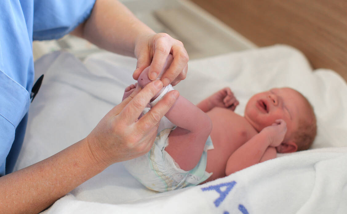 Das Adrenogenitale Syndrom ist eine von 19 Erkrankungen, auf die Säuglinge beim Neugeborenenscreening getestet werden.  / Foto: Getty Images/Petri Oeschger