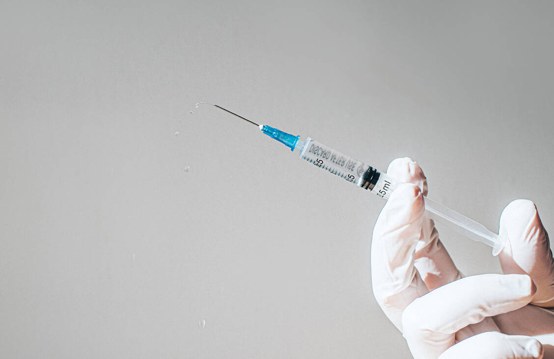 Für die Covid-19-Auffrischimpfung stehen in der EU mRNA-Impfstoffe, Proteinimpfstoffe und ein Virusimpfstoff zur Verfügung. / Foto: Getty Images/	Catherine Falls Commercial