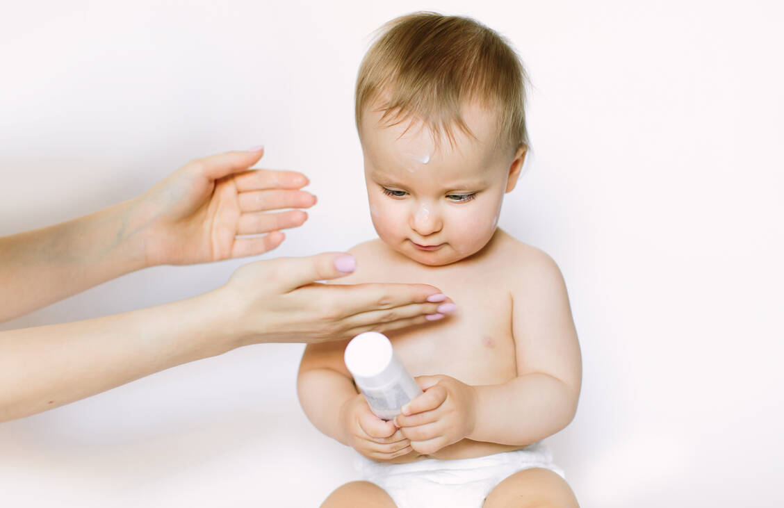Zwar sollte Kinderhaut gut gepflegt werden, aber nur mit geeigneten Präparaten. / Foto: ©sofiko14 - stock.adobe.com