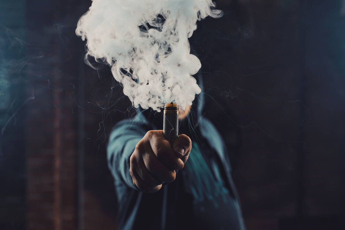 Viele sehen E-Zigaretten als harmlose Alternative zu herkömmlichen Zigaretten. Ganz so klar ist die Sachlage jedoch nicht – wenn auch deutlich besser als in den USA. / Foto: Adobe Stock/arthurhidden