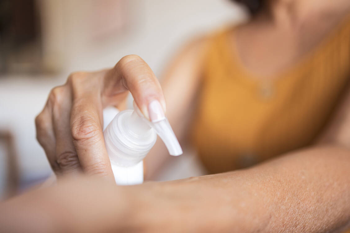 Die Menopause ist einer Studie zufolge auch mit einem Rückgang der Infektabwehr bei Frauen verbunden. Eine Hormonersatztherapie scheint wichtige Aspekte der Immungesundheit wiederherstellen zu können. / © Getty Images/MStudioImages
