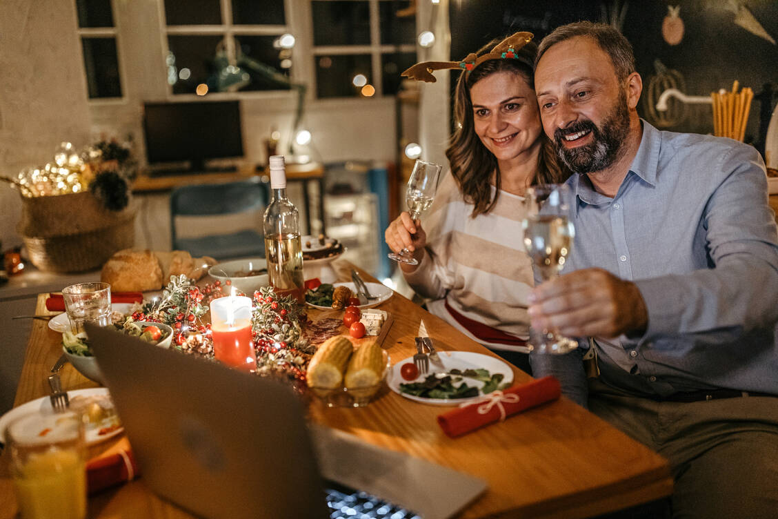 Das gemeinschaftliche Weihnachtsessen und -feiern könnte dieses Jahr so aussehen – der Gesundheit zuliebe. / Foto: Getty Images/mixetto