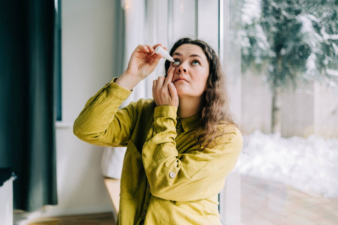 Im Winter bemerken Menschen mit trockenen Augen oft eine Verschlechterung. / © Getty Images/Olga Pankova