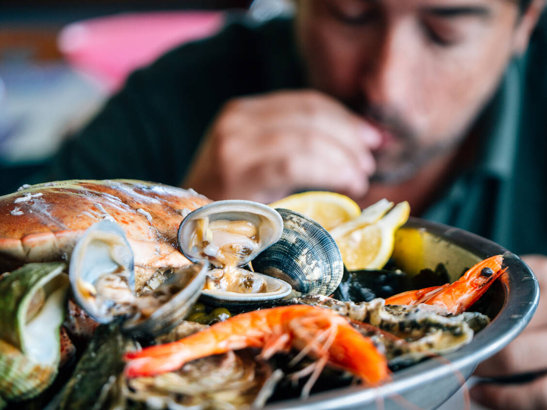 Seefische und Meeresfrüchte sind die besten Quelle für Jod. Ein bis zwei Fischmahlzeiten pro Woche decken den Bedarf an diesem Spurenelement. / Foto: Getty Image/Rafael Elias