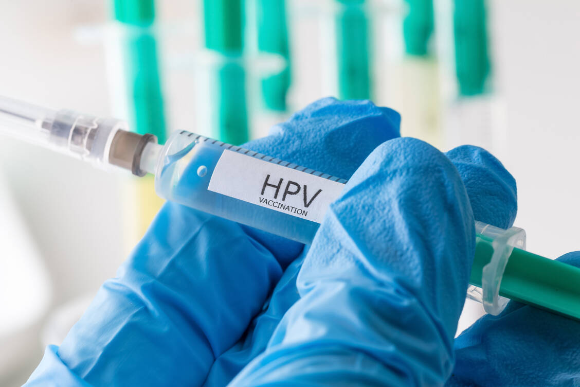 Die Impfung gegen HPV-Viren sollte zwischen dem neunten und 14. Lebensjahr verabreicht werden. / Foto: Adobe Stock/Tobias Arhelger