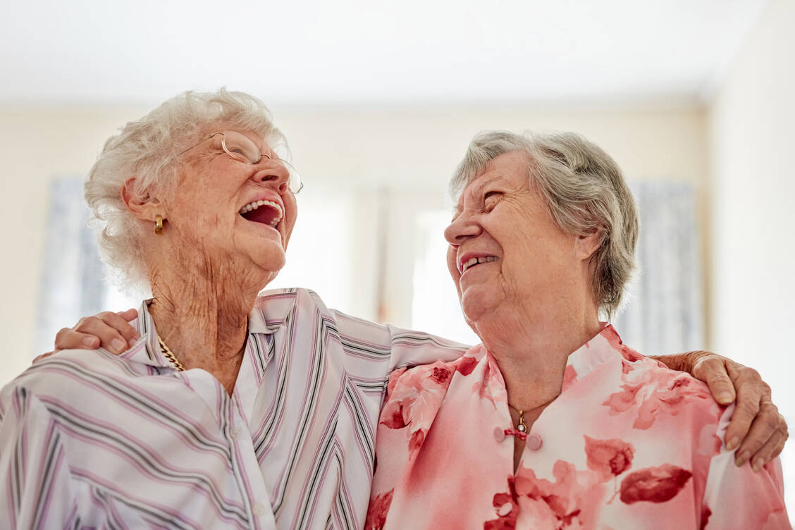 Heilender Humor: Lachen hat viele positive Effekte auf Körper und Geist. In der Zukunft könnte Lachen womöglich auch zur Therapie verschiedener Erkrankungen eingesetzt werden. / Foto: Getty Images/PeopleImages