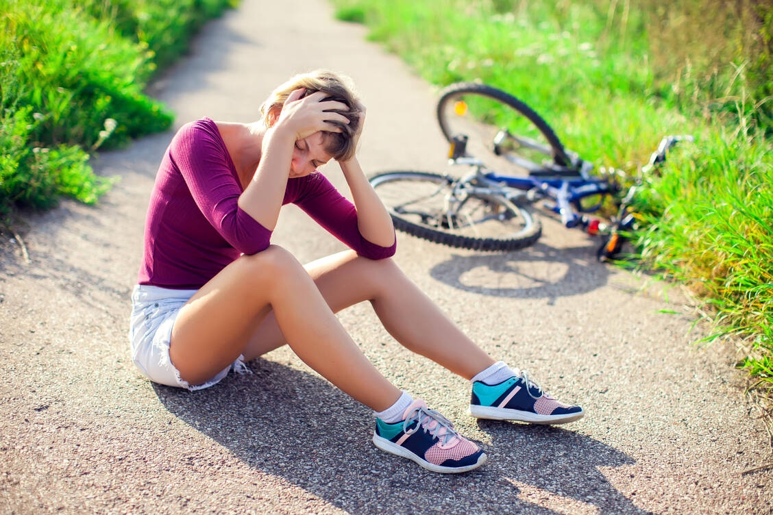 Schon ist es passiert – ein Sturz beim Sport. Ist der Kopf betroffen, können nach dem Trauma Kopfschmerzen entstehen. / Foto: Getty Images/Aleksej Sarifulin