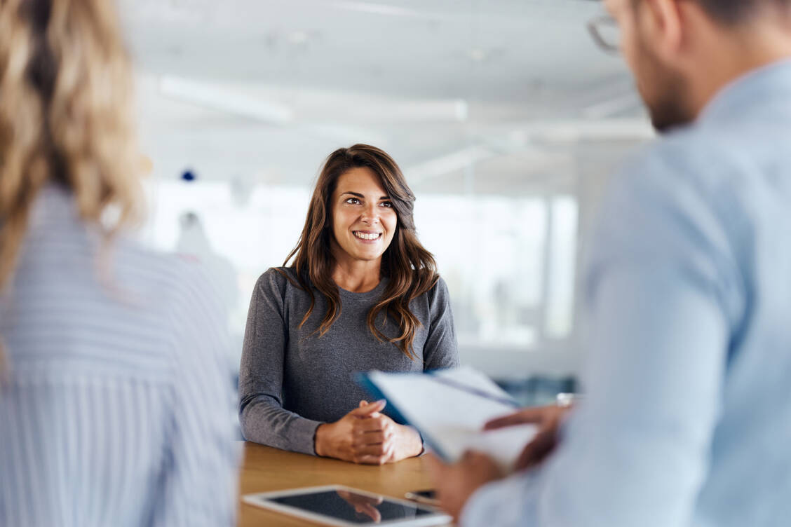 Mit dem Bewerbungsgespräch ist es bei einigen Arbeitgebern nicht getan, sie verlangen zusätzlich eine medizinische Untersuchung. / © GettyImages/skynesher