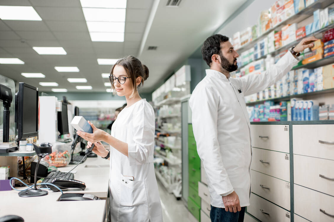 Auch Arbeitnehmer, die viel stehen und gehen wie PTA und Apotheker, müssen in puncto Rücken­gesundheit einiges beachten. / Foto: Shutterstock/RossHele