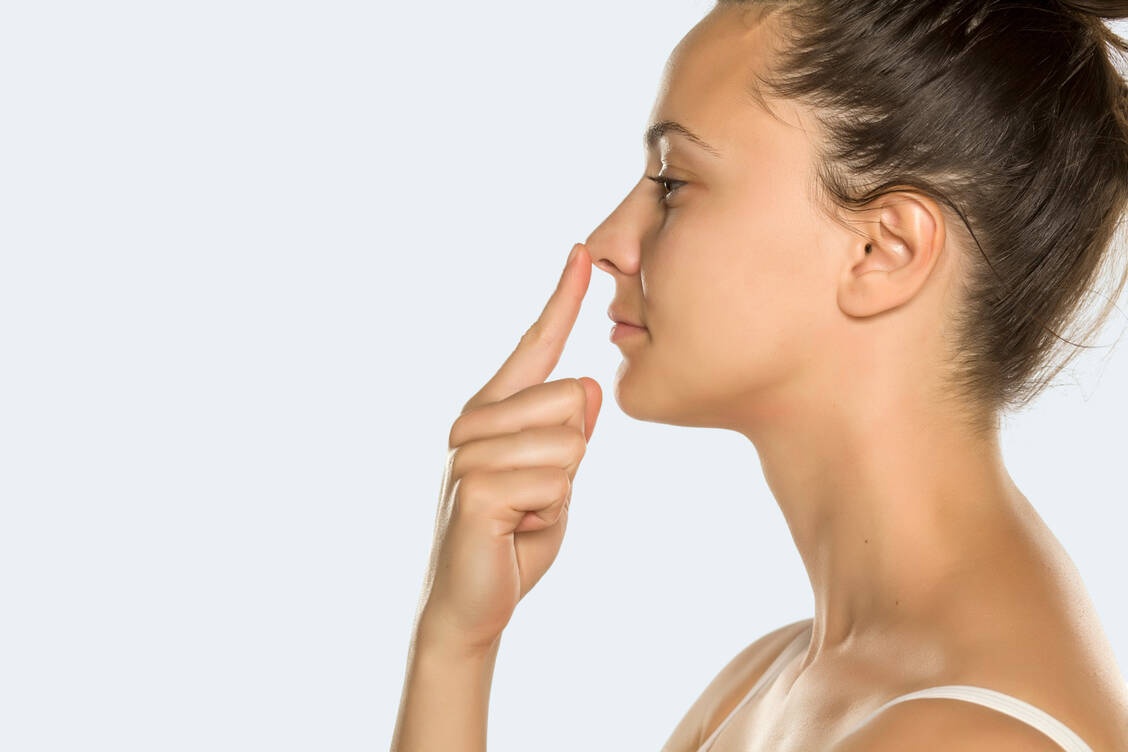 Ist die Nasenatmung dauerhaft behindert, muss eine gekrümmte Nasenscheidewand meist operativ begradigt werden. / Foto: Adobe Stock/vladimirfloyd