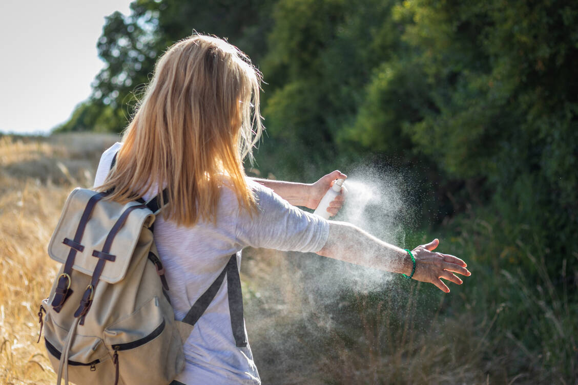 Bei Verwendung eines Sprays sollten auch dünne Kleidungsstücke eingesprüht werden, da Insekten durch sie hindurchstechen können. / Foto: Adobe Stock/encierro