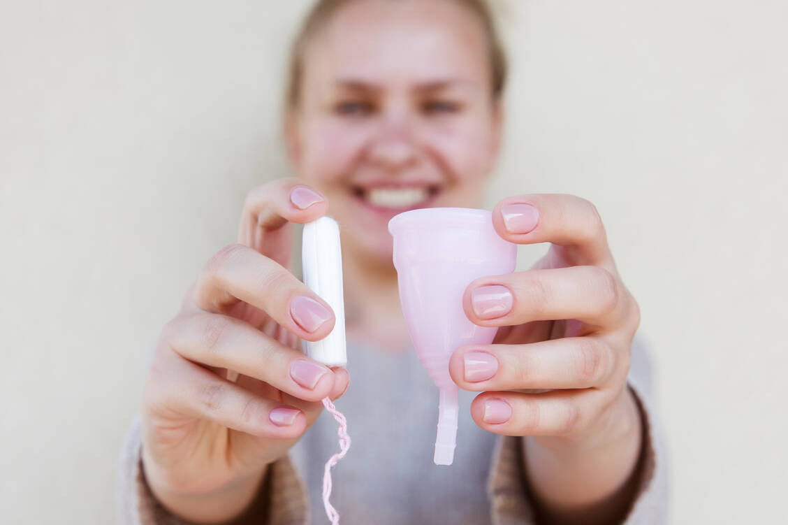 Günstig und müllsparend: Auf zehn Jahre gerechnet kostet eine Tasse nur etwa ein Zwanzigstel von Tampons. Der Plastikmüll beträgt nur 0,4 Prozent dessen, was bei Binden und 6 Prozent dessen, was bei Tampons anfällt. / Foto: ©Anastasiya - stock.adobe.com