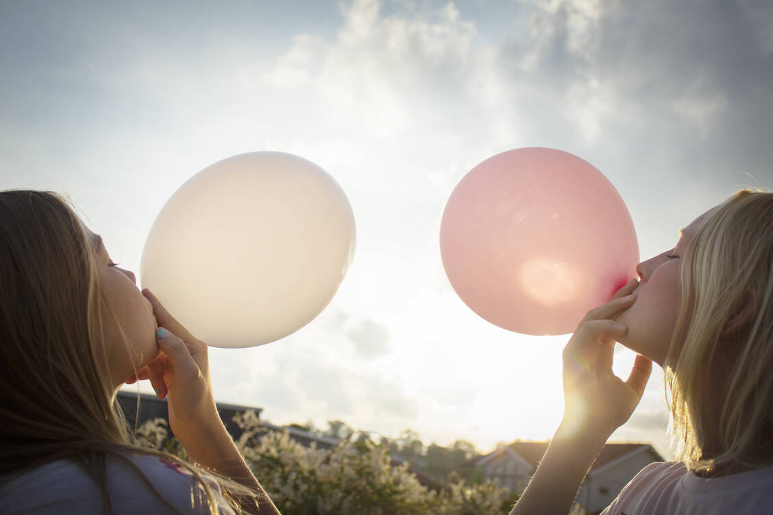 Nicht zum Lachen: Lachgas, beispielsweise aus Luftballons inhaliert, kann in Kombination mit Alkohol oder anderen Drogen und vor allem bei exzessivem Konsum zu  Lähmungen und zu dauerhaften Schäden am zentralen Nervensystem führen. / Foto: Getty Images/Johner Images