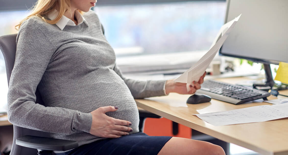 Dass Frauen sich gesundheitlich stärker belastet sehen als ihre männlichen Zeitgenossen, hat viele verschiedene Gründe: beispielsweise die Belastung einer Schwangerschaft und ihren meist höheren emotionalen Einsatz in Familie und Beruf. / Foto: Adobe Stock/Syda Productions