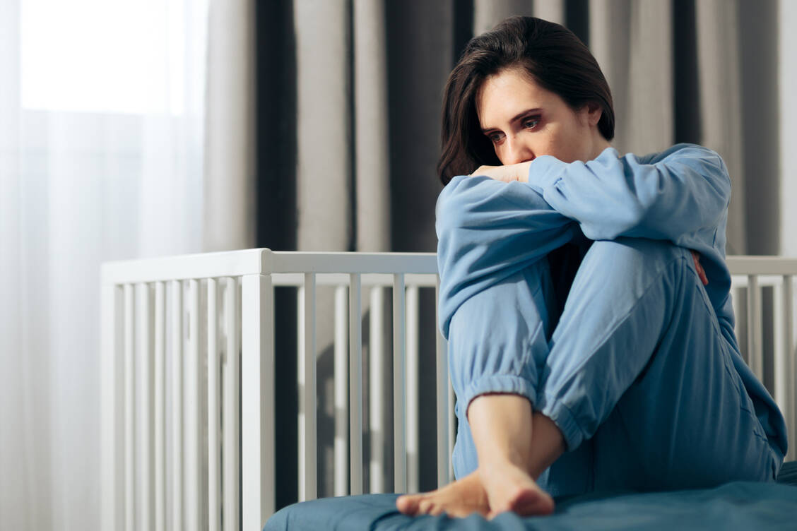 Keine falsche Scham – es ist wichtig, sich bei einem Verdacht auf eine postpartale Depression professionelle Hilfe zu suchen. / © Getty Images/nicoletaionescu