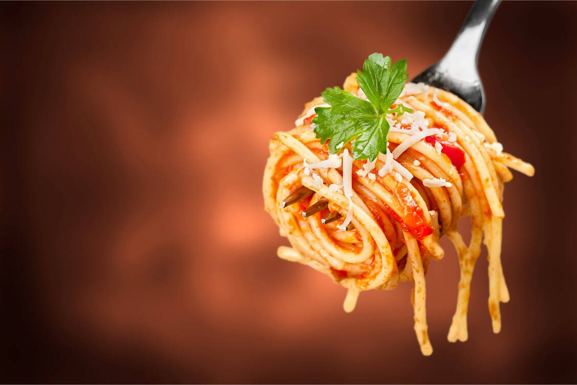 In Spaghetti stecken reichlich Kohlenhydrate, ebenso in Reis, Kartoffeln und Weizenmehl-Produkten, Gebäck, Softdrinks und Süßem. Doch nicht jeder Verbraucher weiß, dass es Unterschiede gibt.  / Foto: Adobe Stock/BillionPhotos.com