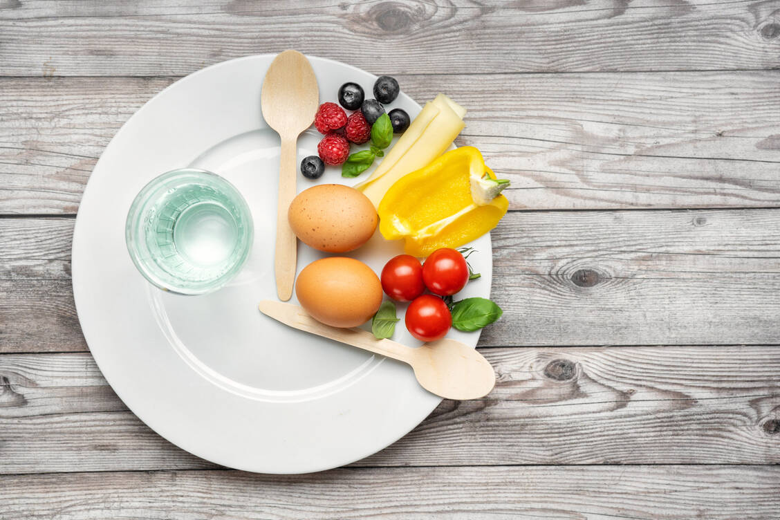 Beim Intervallfasten wird zum Beispiel täglich für einen bestimmten Zeitraum komplett auf Essen verzichtet. / © Adobe Stock/Katecat