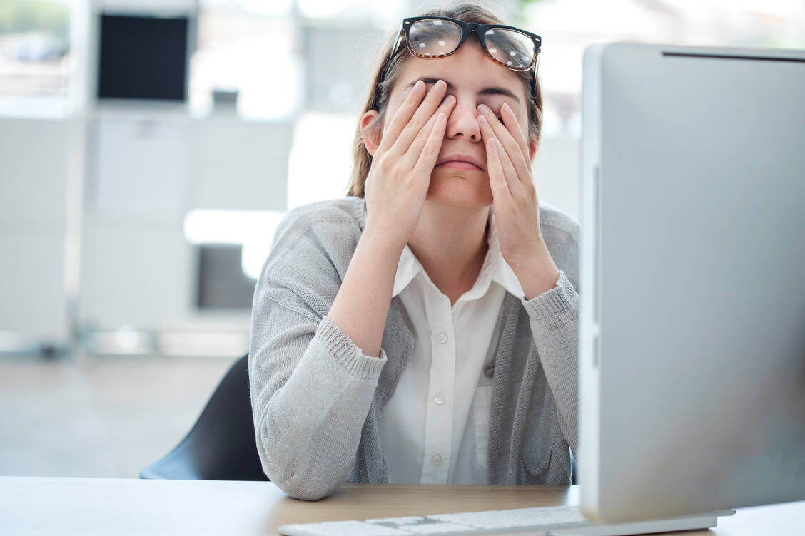 Mittlerweile zeichnet sich ab, dass sich viele Menschen noch Wochen nach einer Infektion mit Covid-19 über die Maßen erschöpft fühlen. / Foto: Adobe Stock/sebra
