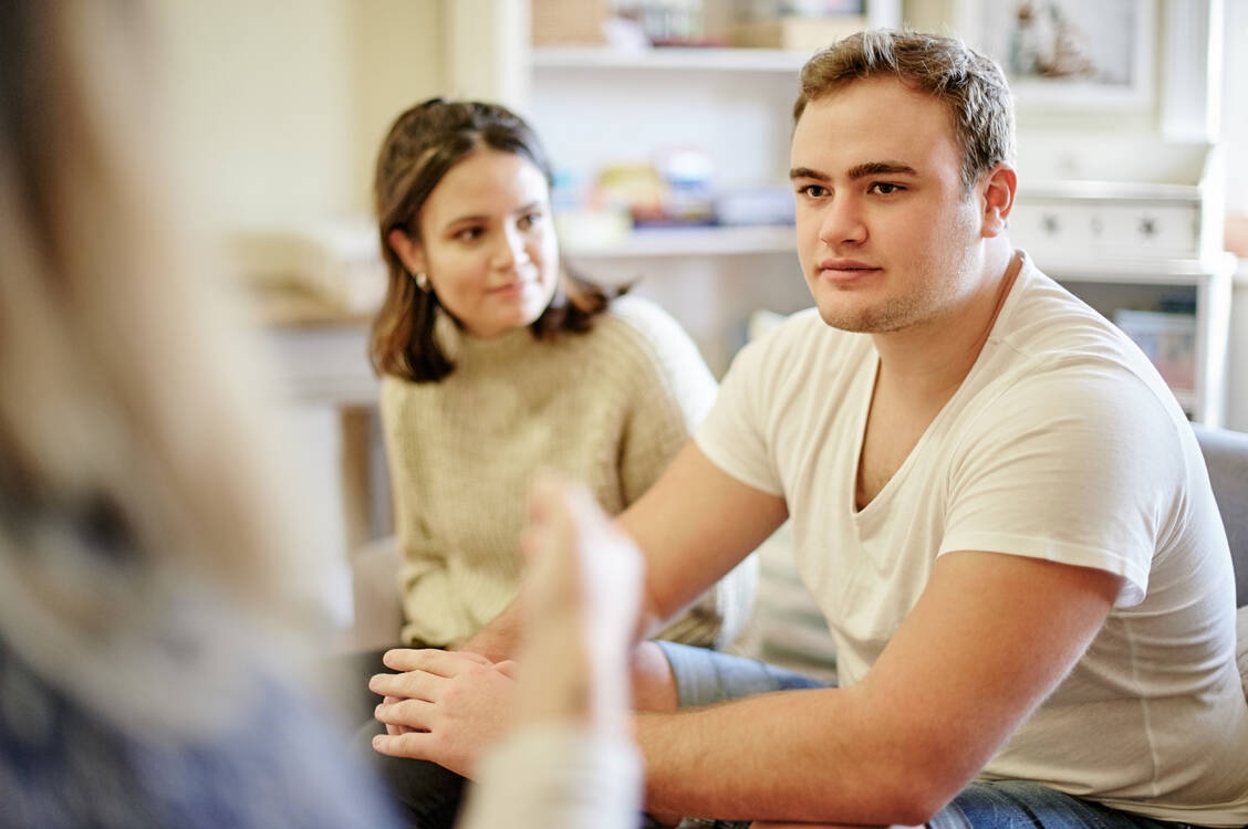 Safe-space-Apotheken können eine erste Anlaufsstelle für Jugendliche mit psychischen Belastungen sein. / © Getty Images/Mikolette