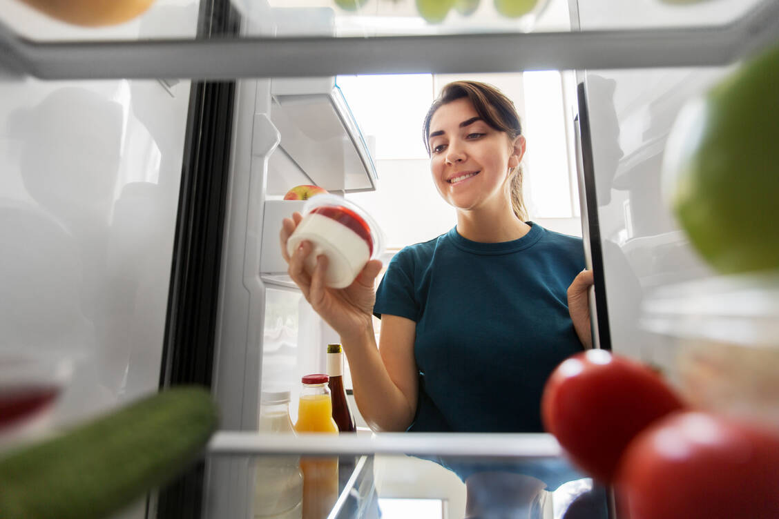 Milchprodukte geben Frauen keinen Grund zur Sorge mehr. Frauen, die viel Hüttenkäse und Joghurt gegessen haben, erkrankten in der Studie sogar etwas seltener an einer bestimmten Brustkrebsart. / Foto: Adobe Stock/Syda Productions