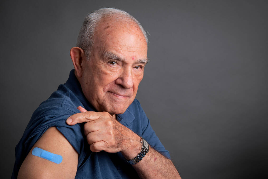 Während die Empfehlungen zur Erlangung einer Basisimmunität gestrichen wurden, empfiehlt die STIKO weiterhin eine jährliche Covid-19-Auffrischimpfung für Menschen ab 75 Jahren sowie Risikogruppen. / © Getty Images/Juanmonino