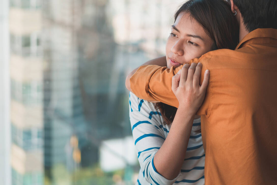 Eine freundliche Berührung  bedeutet für Menschen in Not, dass sie sich sicher fühlen können.  / Foto: Adobe Stock/ Chanintorn.v