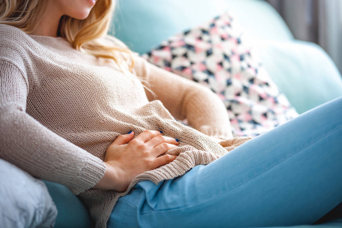 Bei einer Colitis ulcerosa ist der Dickdarm chronisch entzündet. Die Betroffenen leiden unter Bauchschmerzen, Blähungen, Krämpfen und Durchfall. / Foto: Adobe Stock/leszekglasner
