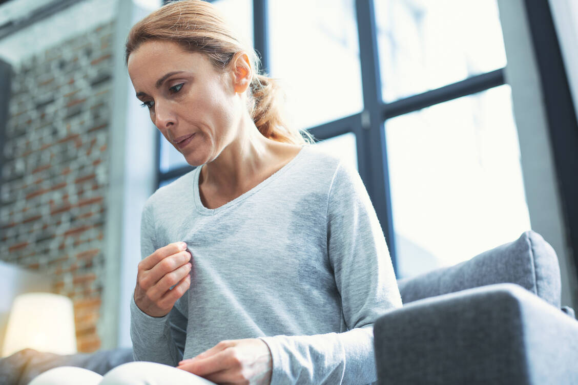 Etwa ein Drittel der Frauen hat mittelstarke, ein weiteres Drittel schwere Beschwerden in der Menopause. Die wichtigsten Begleiterscheinungen rund um die letzte Blutung sind Hitzewallungen und Schweißausbrüche. / Foto: Getty Images/yacobchuk