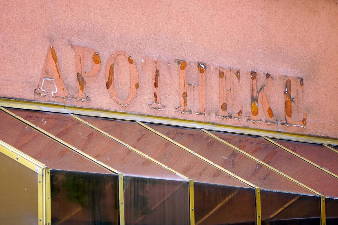 Seit Jahren zeigt sich ein Trend zu mehr und mehr Apothekenschließungen. Die Forderung nach einer Honorarerhöhung bleibt erst einmal unerfüllt, teilte Bundesgesundheitsministerin Nina Warken beim Deutschen Apothekertag 2025 mit. / © Imago/CHROMORANGE