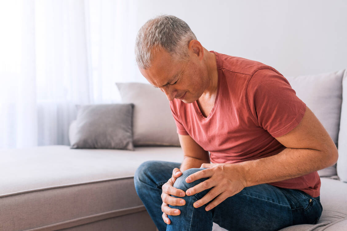 Zu viel intensive körperliche Belastung kann zu Arthrose führen. Was viele nicht wissen: Auch zu wenig körperliche Bewegung kann einen Gelenkverschleiß begünstigen. / Foto: Getty Images/ljubaphoto