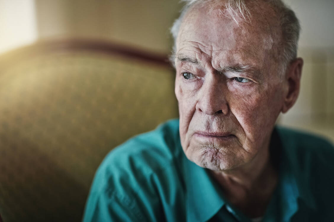  Auch wenn die Gewöhnung an ein Hörgerät ein langwieriger, aber notwendiger Prozess ist: Um Depressionen oder gar eine Demenz zu vermeiden, sollte eine Hörhilfe auch getragen werden.  / Foto: Getty Images/PeopleImages
