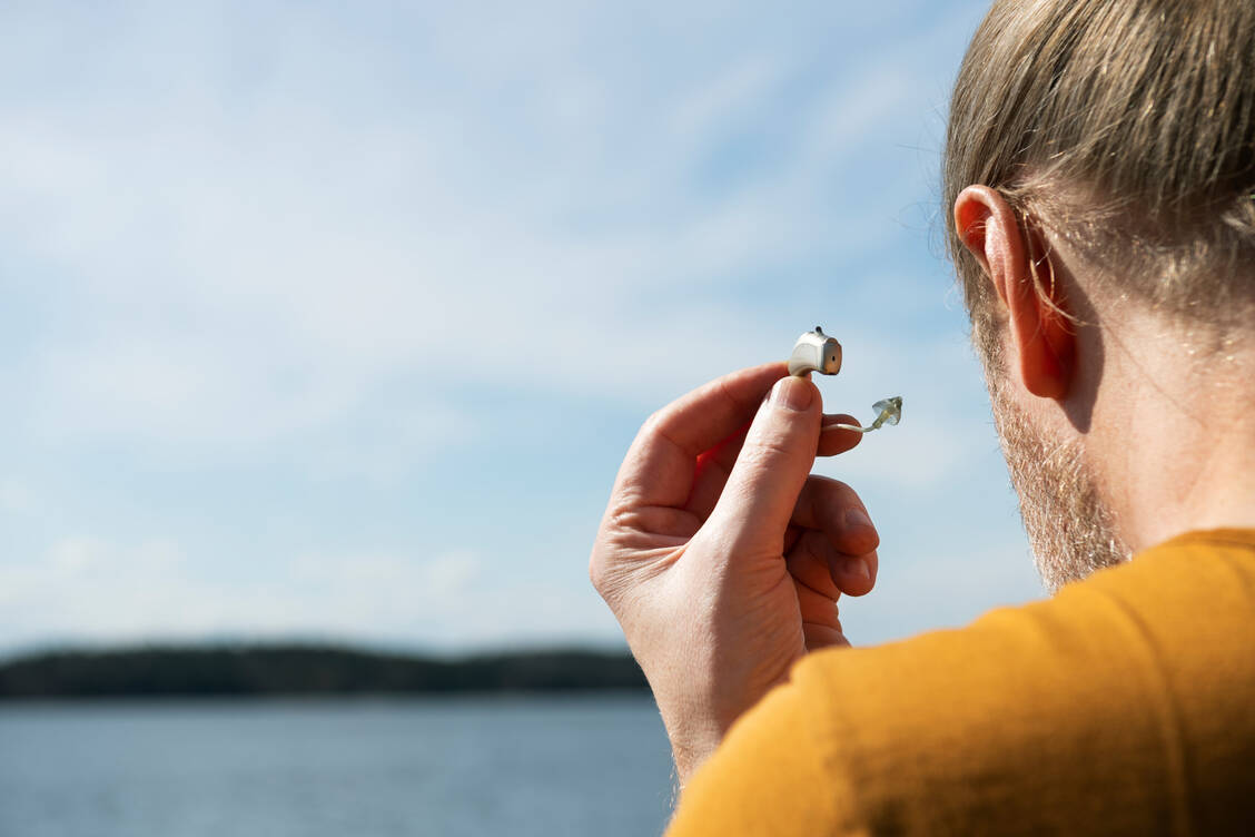 Im mittleren Lebensalter schon ein Hörgerät zu tragen ist keine Schande und vor allem wichtig für die geistige Gesundheit.  / Foto: Getty Images/Johner Images