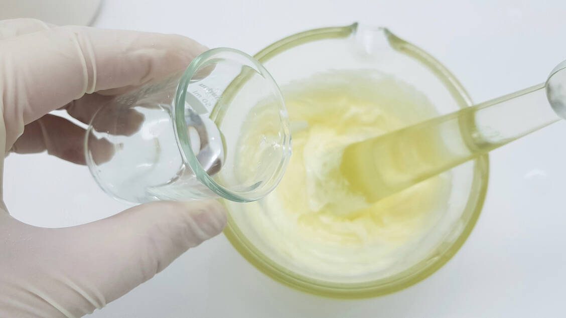 Auf dem Rezepturgang am zweiten Tag der Expopharm stellten Unternehmen neueste Entwicklungen vor. / Foto: Adobe Stock/enriscapes